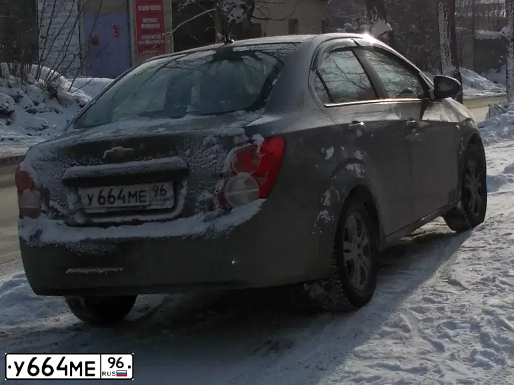 Фото автомобиля CHEVROLET AVEO, 2012 — госномер У664МЕ96. Цвет: СЕРЫЙ