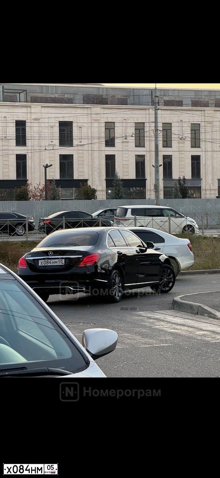 Фото автомобиля MERCEDES C-KLASSE, 2014 — госномер Х084НМ05. Цвет: ЧЕРНЫЙ