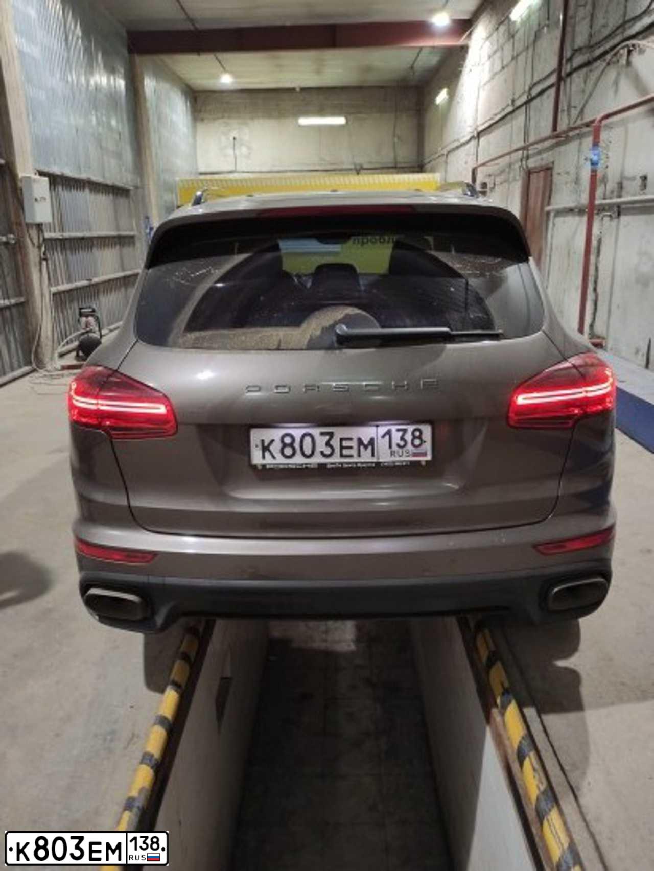 Фото автомобиля PORSCHE CAYENNE, 2015 — госномер К803ЕМ138. Цвет: Коричневый