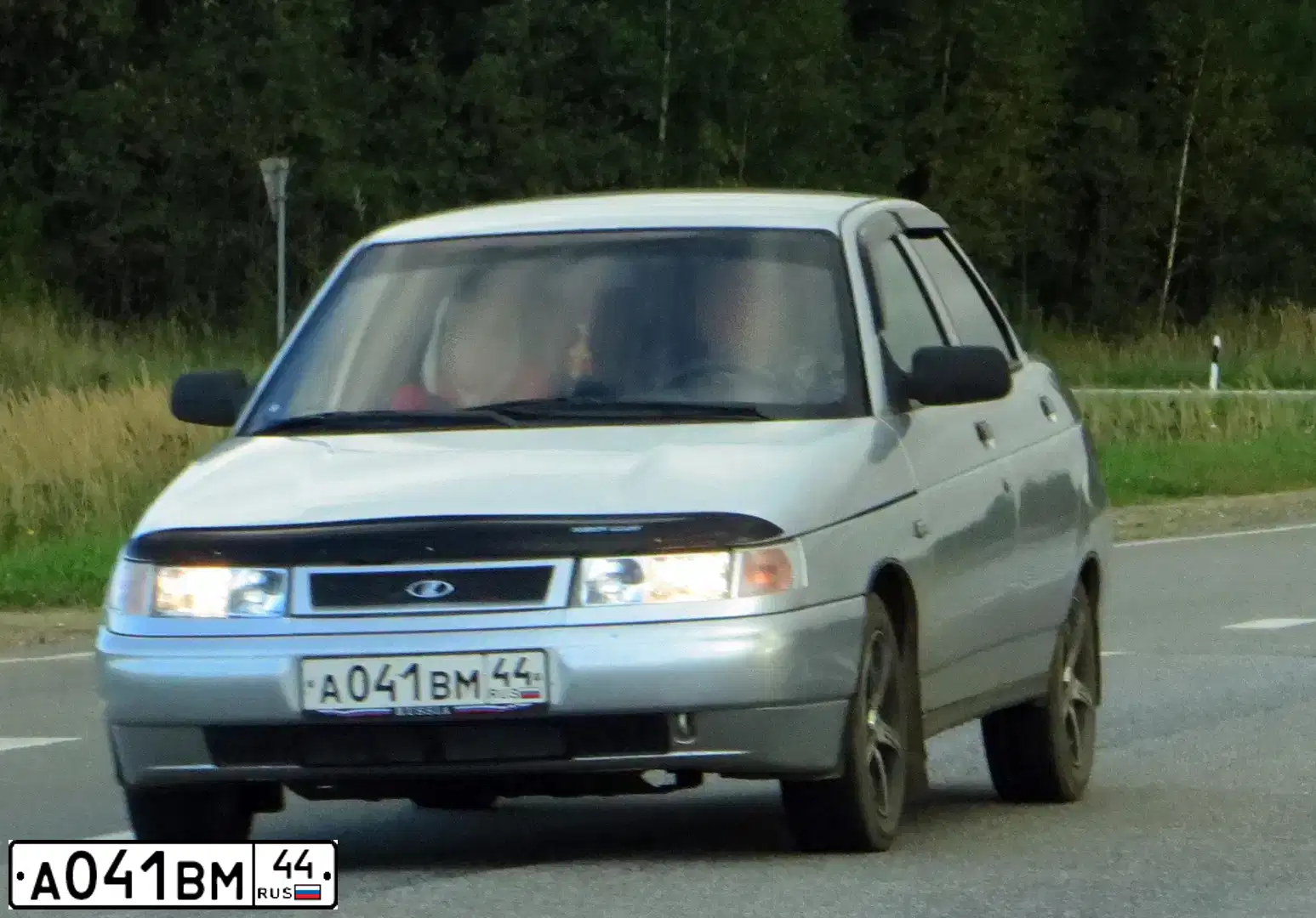 Фото автомобиля LADA 2110, 2003 — госномер А041ВМ44. Цвет: СВЕТЛО-СЕРЕБРИСТЫЙ МЕТАЛЛ