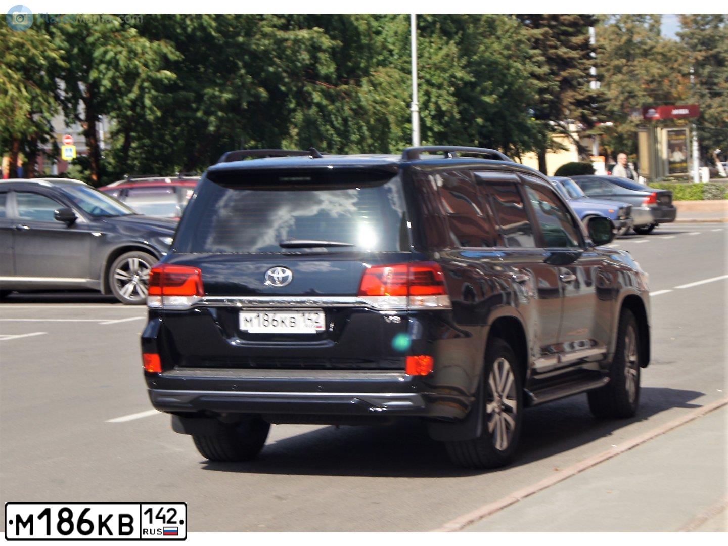 Фото автомобиля TOYOTA LANDCRUISER 200, 2018 — госномер Р113УВ196. Цвет: ЧЕРНЫЙ