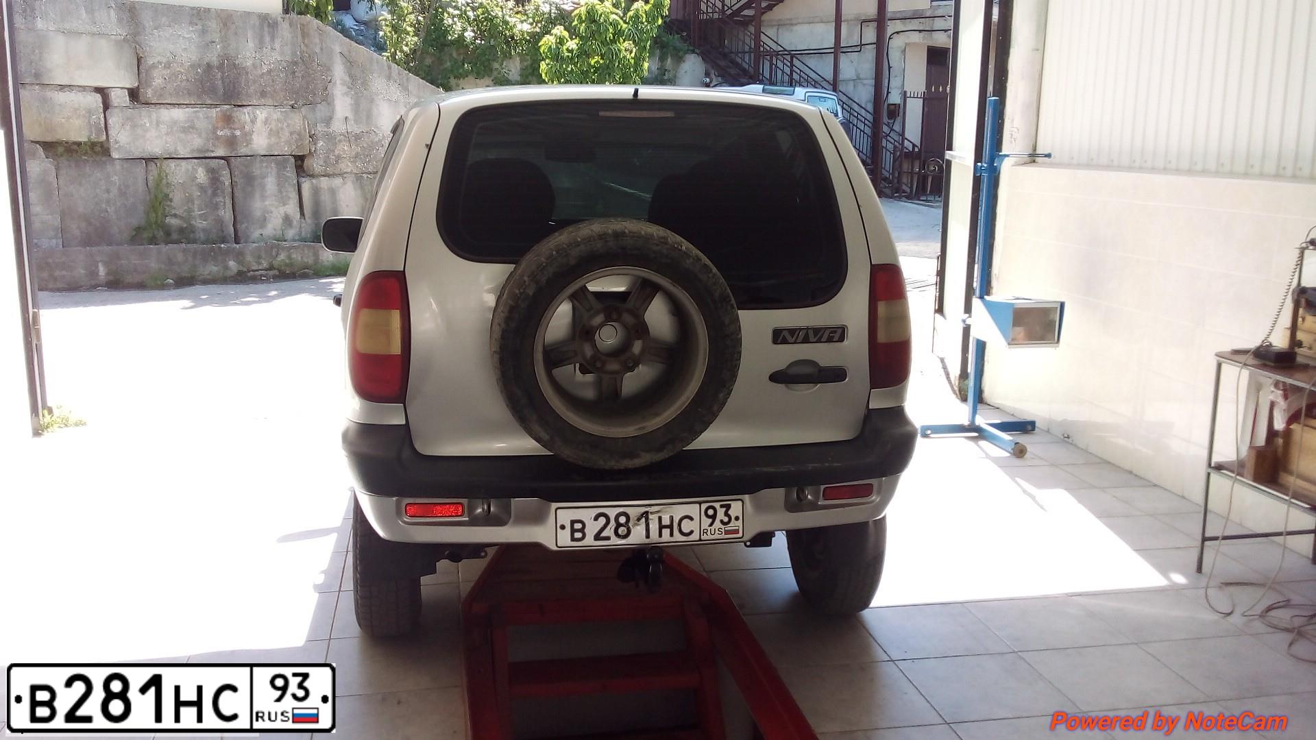 Фото автомобиля CHEVROLET NIVA, 2003 — госномер С687СТ23. Цвет: Серебристый