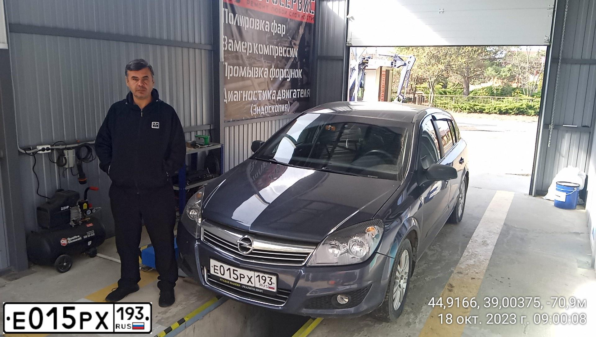 Фото автомобиля OPEL ASTRA, 2009 — госномер Е147ЕО11. Цвет: Темно-синий