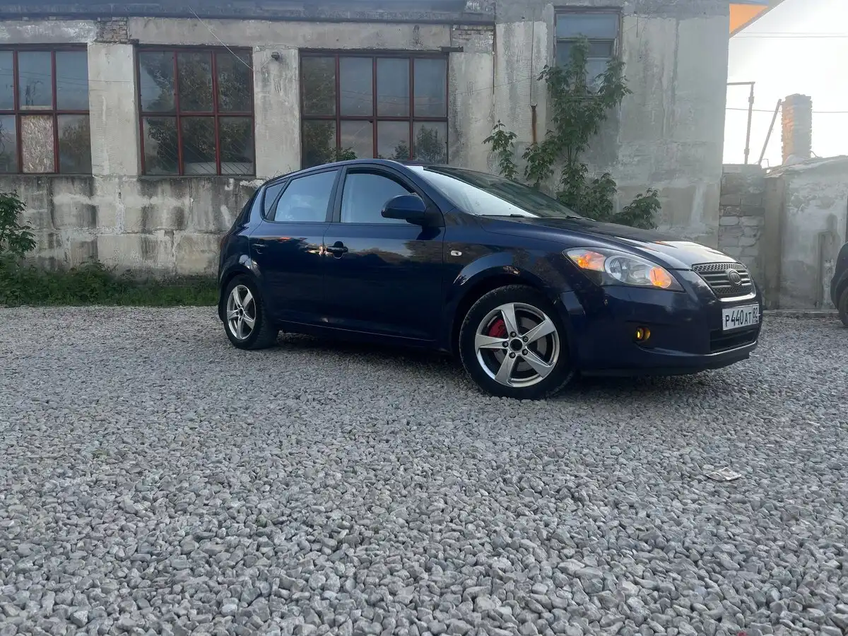 Фото автомобиля KIA CEE'D, 2008 — госномер Р440АТ82. Цвет: синий