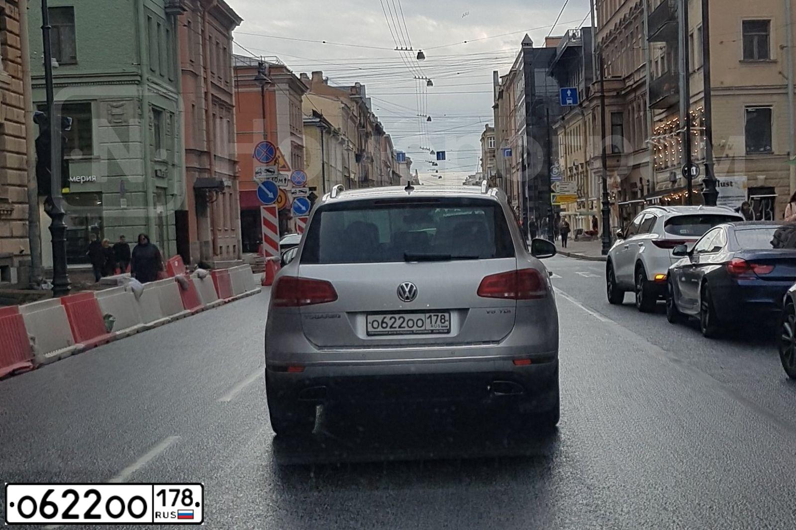Фото автомобиля VOLKSWAGEN TIGUAN, 2013 — госномер О622ОО178. Цвет: Темно-синий