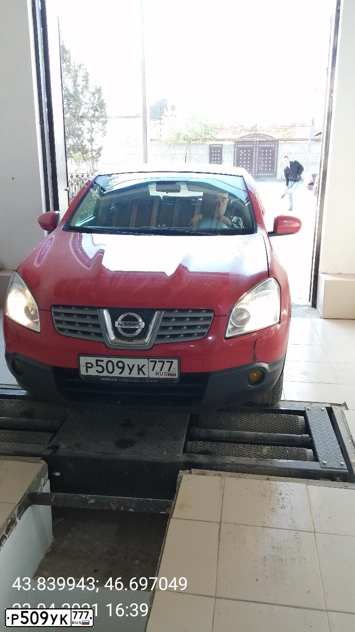 Фото автомобиля NISSAN QASHQAI, 2009 — госномер У007ЕН197. Цвет: Красный