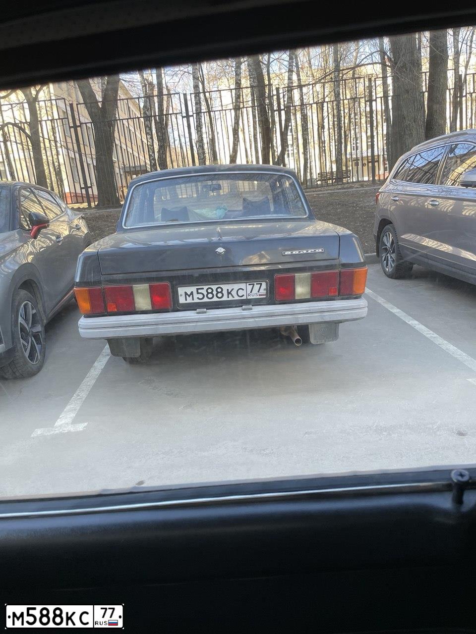 Фото автомобиля GAZ 3102 WOLGA, 1995 — госномер М588КС77. Цвет: ЧЕРНЫЙ