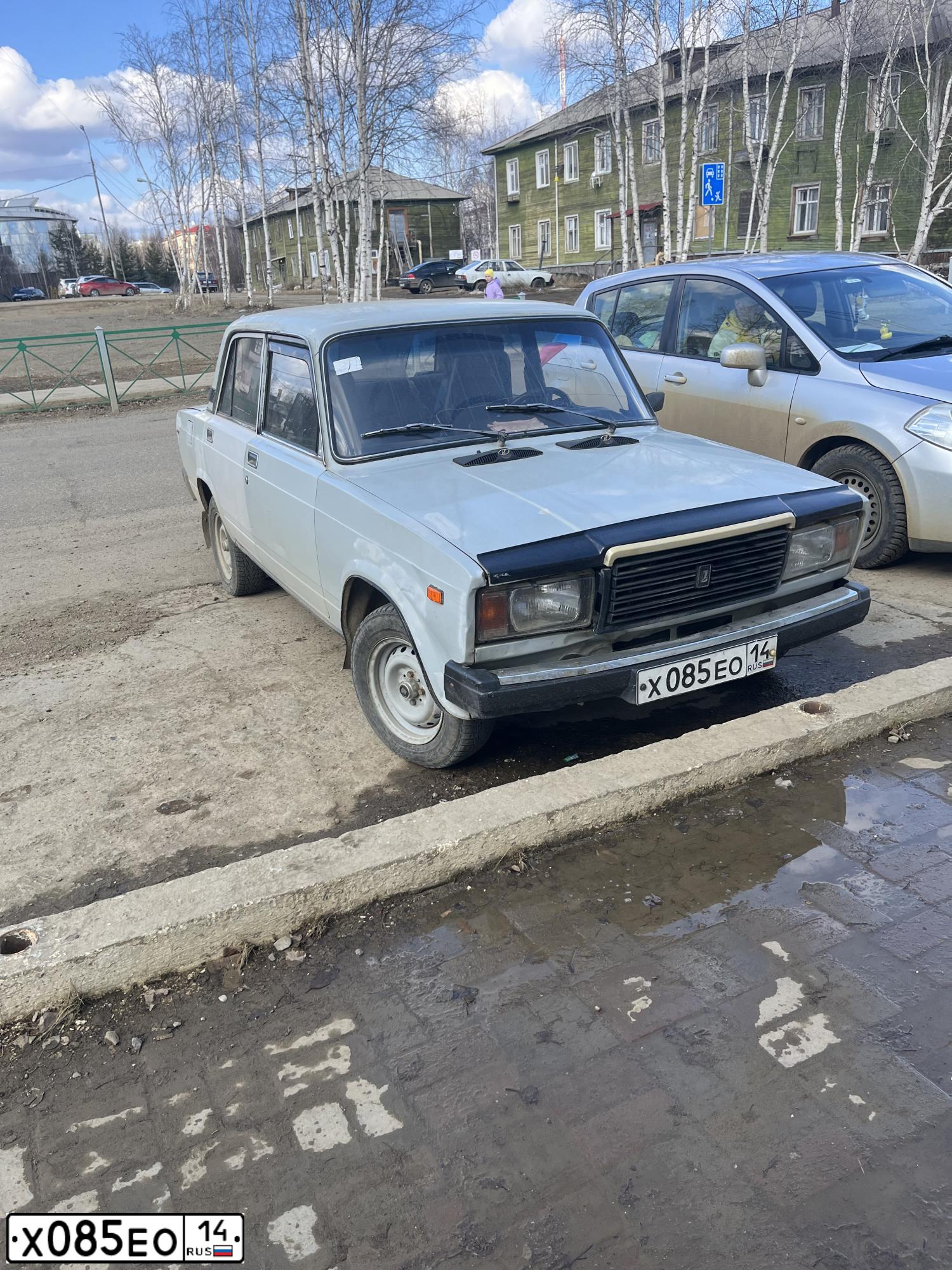 Фото автомобиля LADA 2107, 1990 — госномер Х085ЕО14. Цвет: СЕРЫЙ