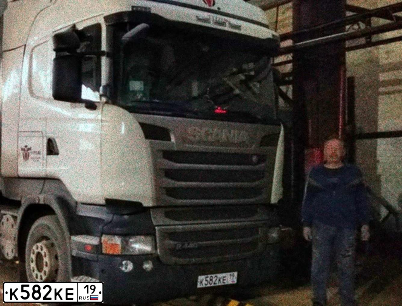 Фото автомобиля SCANIA SERIE R /4X2/, 2015 — госномер К582КЕ19. Цвет: БЕЛЫЙ