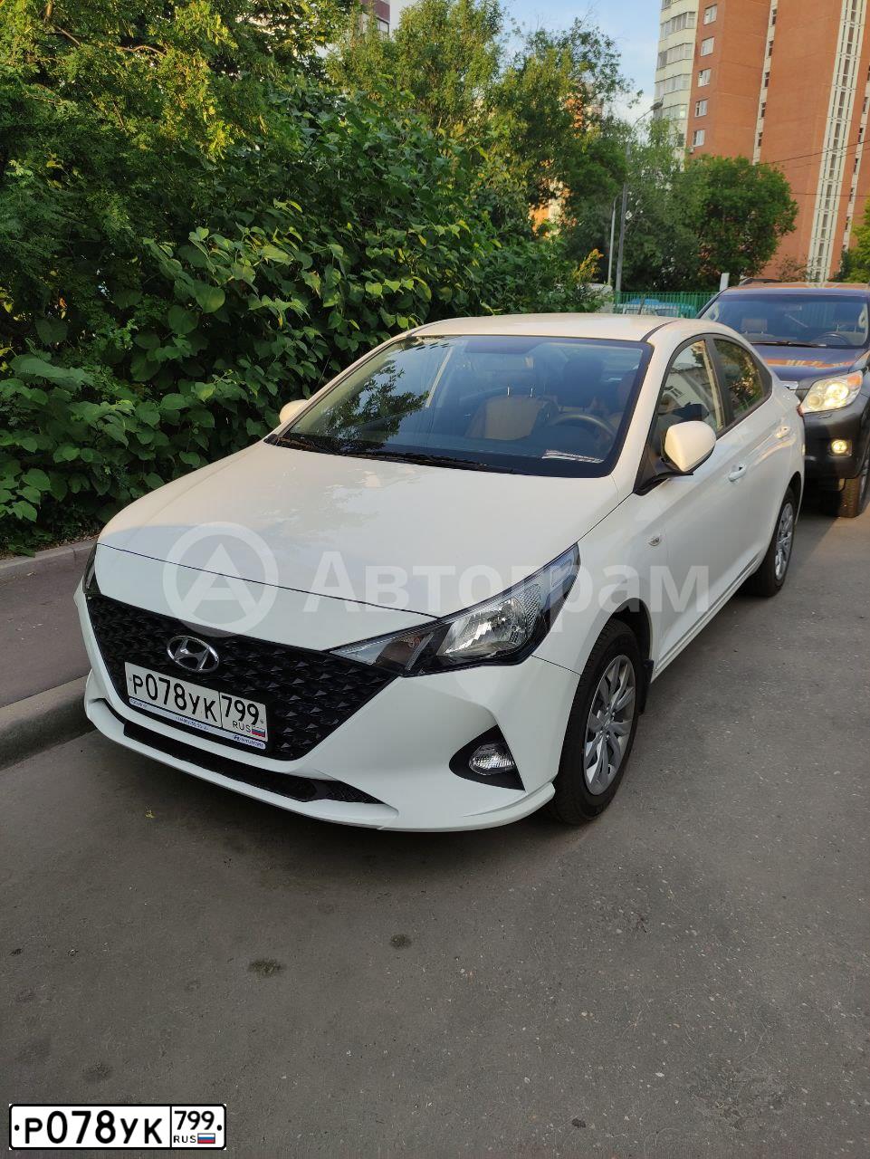 Фото автомобиля HYUNDAI SOLARIS, 2021 — госномер Р078УК799. Цвет: Белый