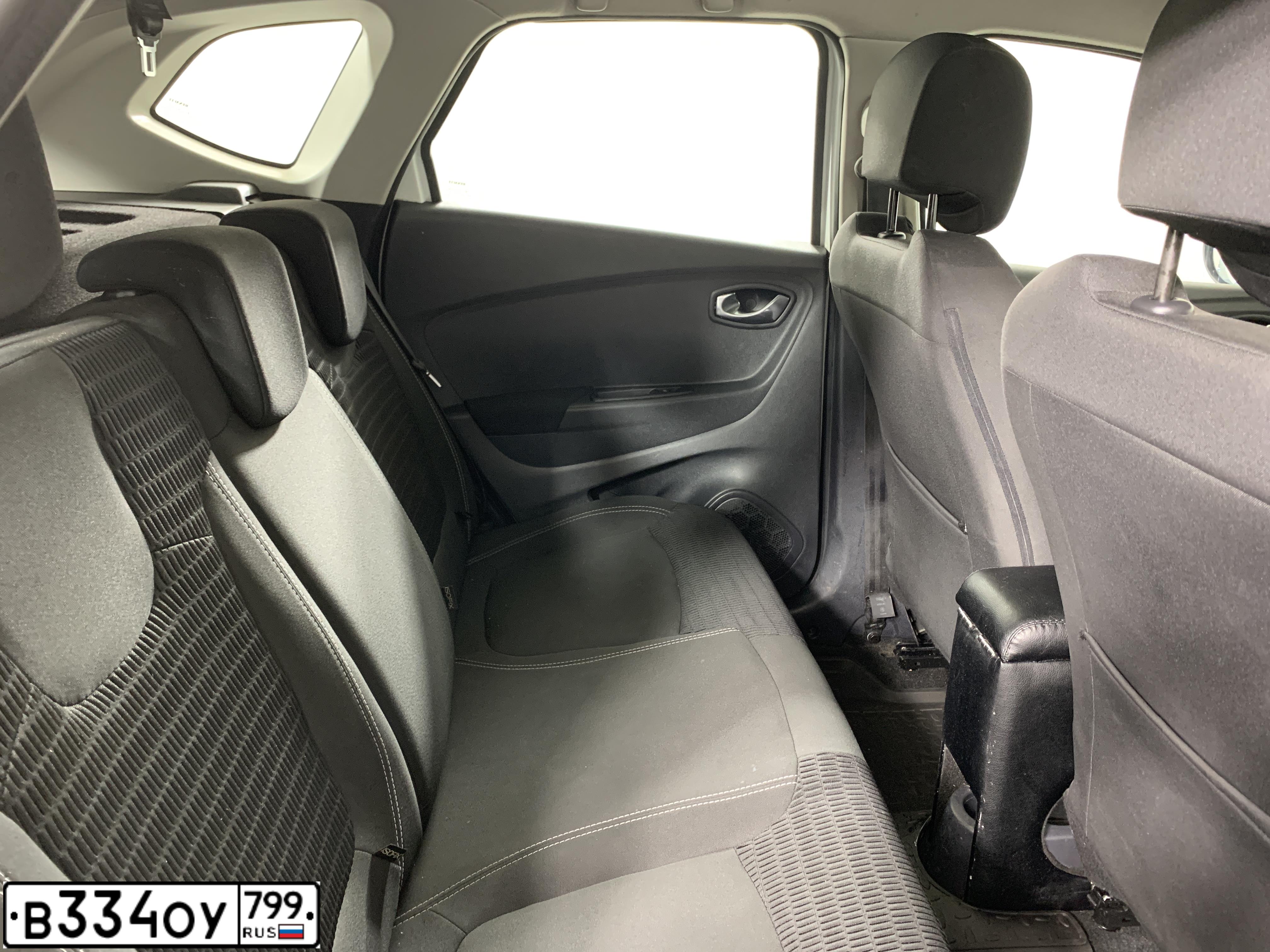 Фото автомобиля RENAULT KAPTUR, 2019 — госномер В334ОУ799. Цвет: Белый черный 