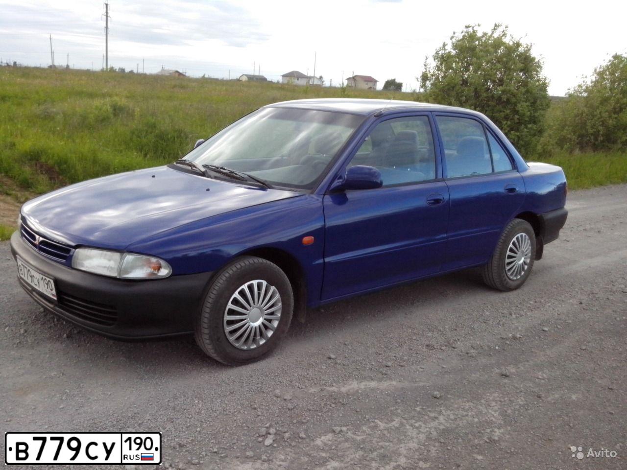 Фото автомобиля MITSUBISHI LANCER, 1995 — госномер В779СУ190. Цвет: Темно-синий