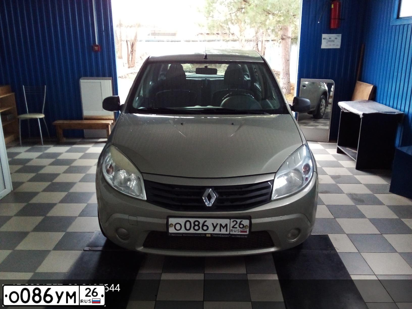 Фото автомобиля RENAULT SANDERO, 2012 — госномер О086УМ26. Цвет: БЕЖЕВЫЙ