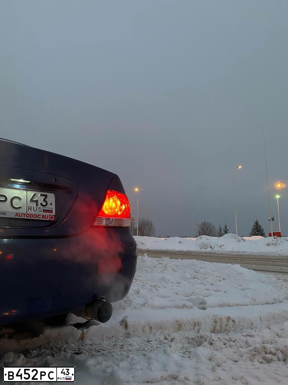Фото автомобиля MITSUBISHI LANCER, 2004 — госномер В452РС43. Цвет: синий