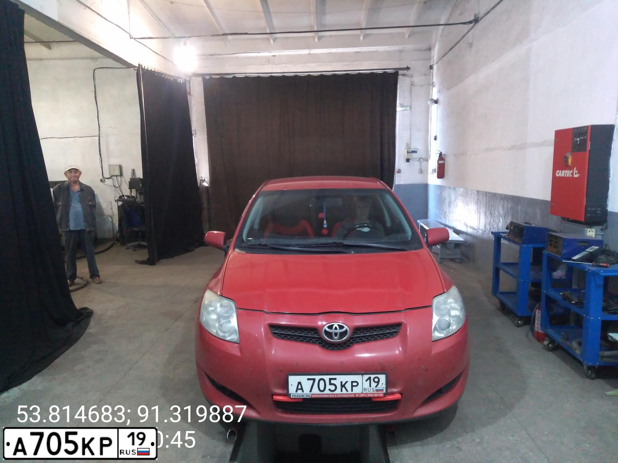 Фото автомобиля TOYOTA AURIS, 2007 — госномер А705КР19. Цвет: Красный