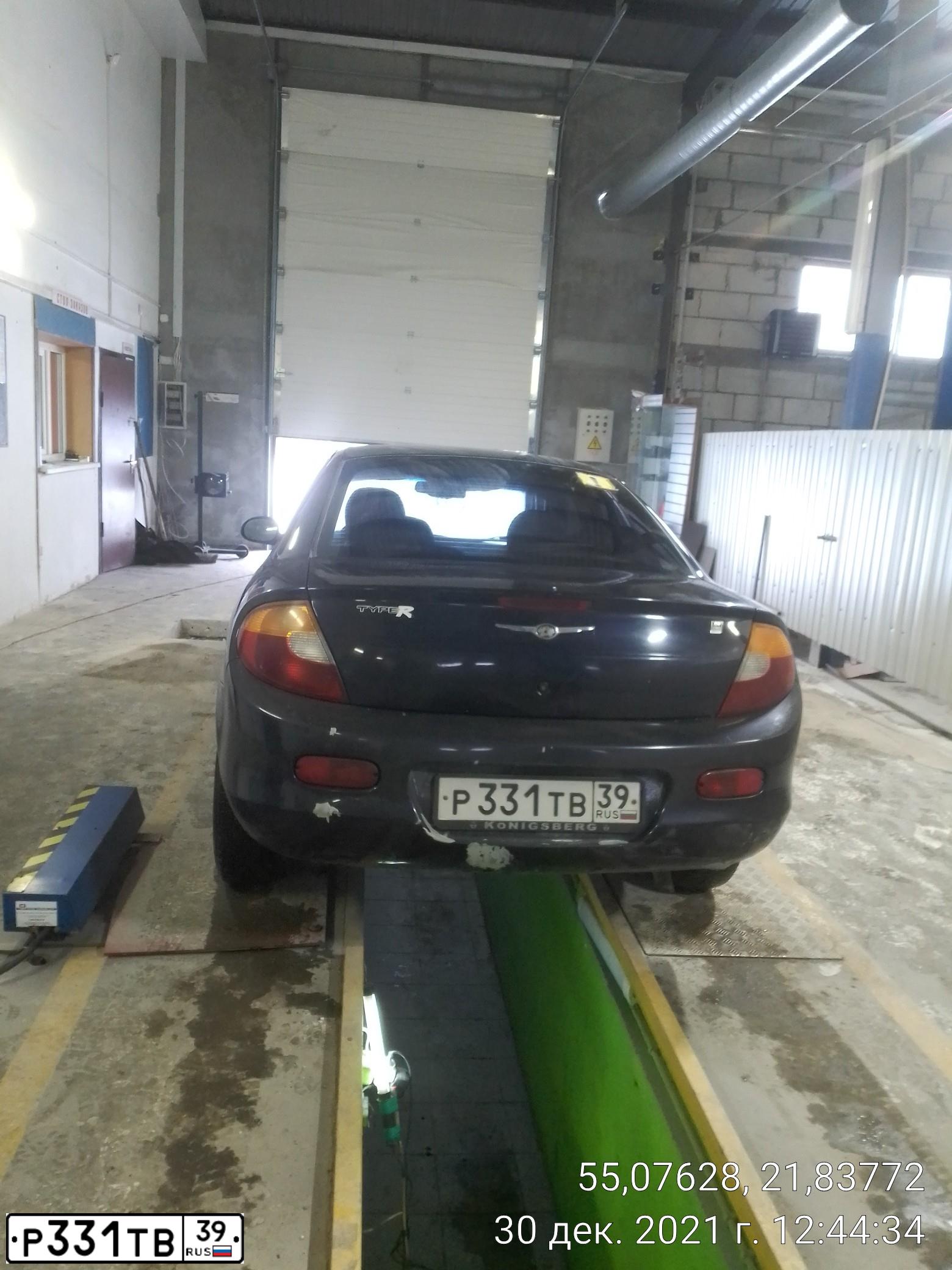 Фото автомобиля CHRYSLER NEON, 1999 — госномер Т118ЕР150. Цвет: синий