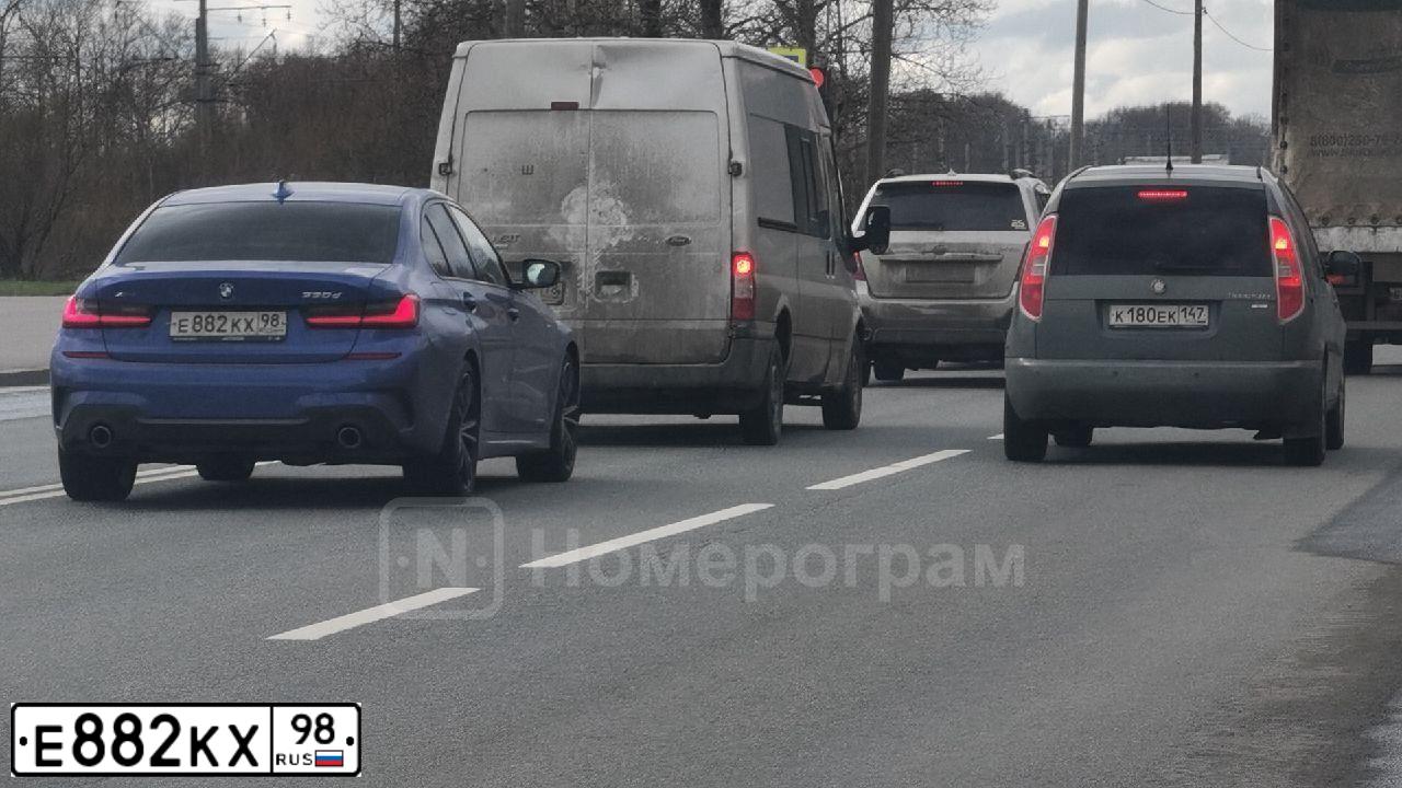 Фото автомобиля BMW SERIE 3, 2020 — госномер Е882КХ98. Цвет: синий