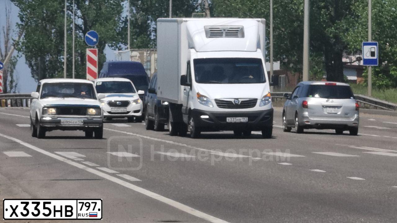 Фото автомобиля MERCEDES GLS-KLASSE, 2019 — госномер У800РА99. Цвет: СЕРЕБРИСТЫЙ