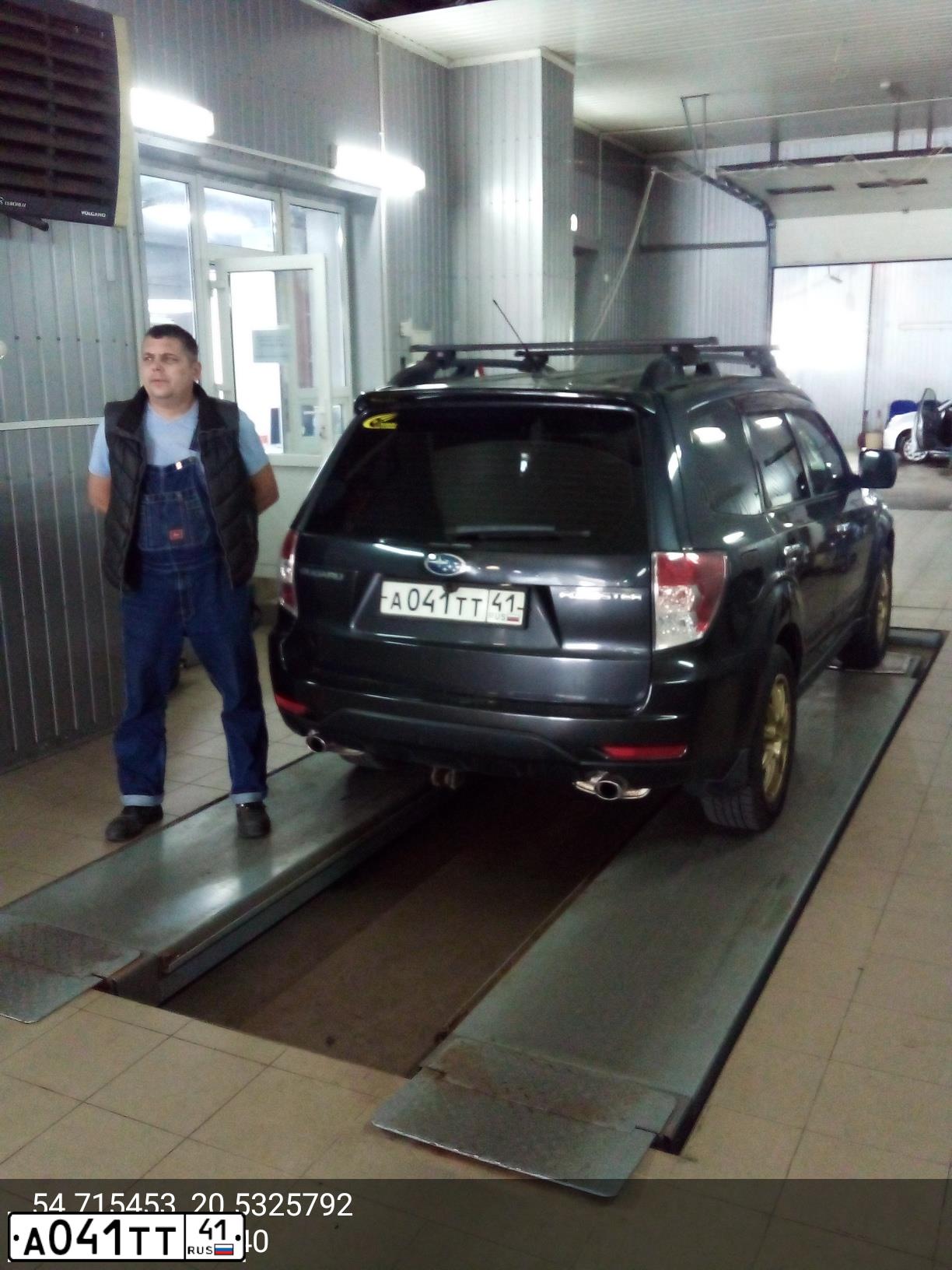 Фото автомобиля SUBARU FORESTER, 2008 — госномер А041ТТ41. Цвет: Серый