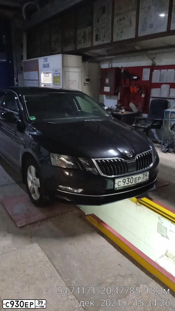 Фото автомобиля SKODA OCTAVIA, 2018 — госномер С930ЕР39. Цвет: ЧЕРНЫЙ