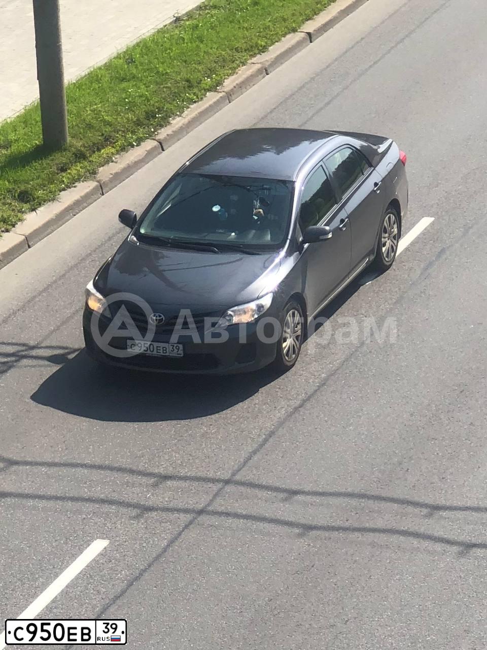 Фото автомобиля TOYOTA COROLLA, 2012 — госномер С950ЕВ39. Цвет: БЕЛЫЙ