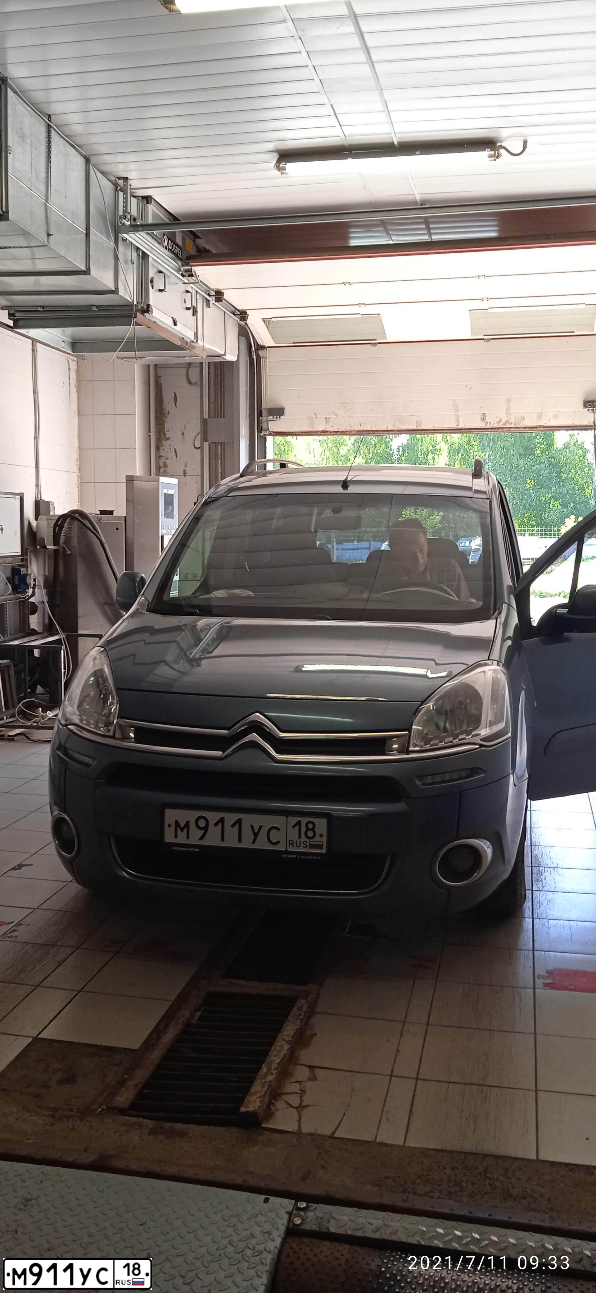 Фото автомобиля CITROEN BERLINGO, 2012 — госномер М911УС18. Цвет: СЕРЫЙ