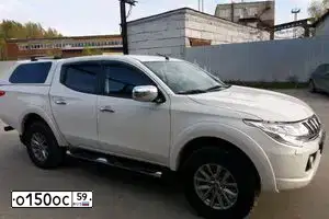 Фото автомобиля MITSUBISHI L 200, 2018 — госномер О150ОС59. Цвет: Белый