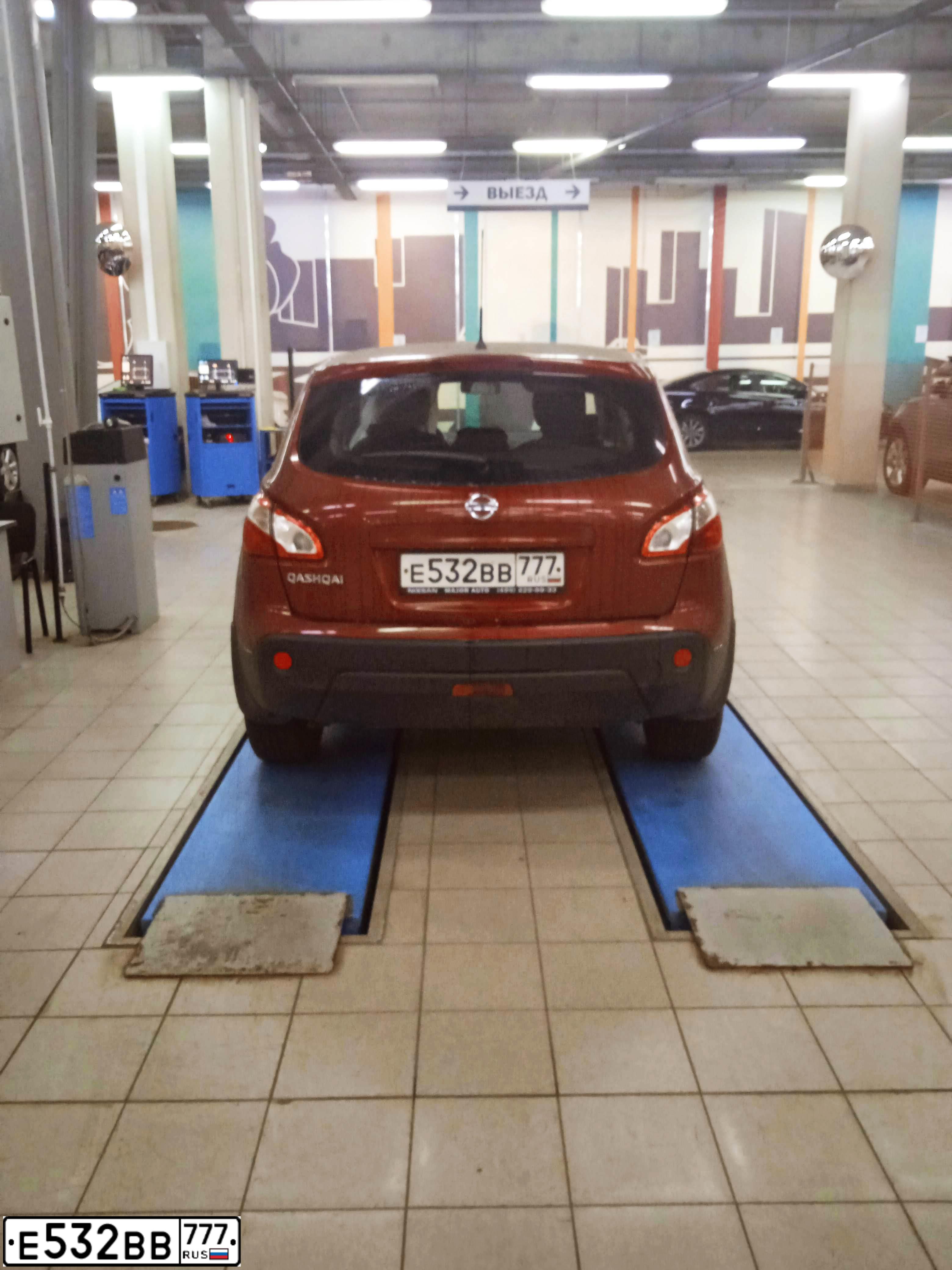 Фото автомобиля NISSAN QASHQAI, 2013 — госномер Е532ВВ777. Цвет: КРАСНЫЙ