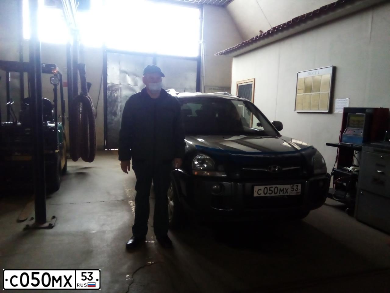 Фото автомобиля HYUNDAI TUCSON, 2008 — госномер Р462ОВ198. Цвет: темно-серый