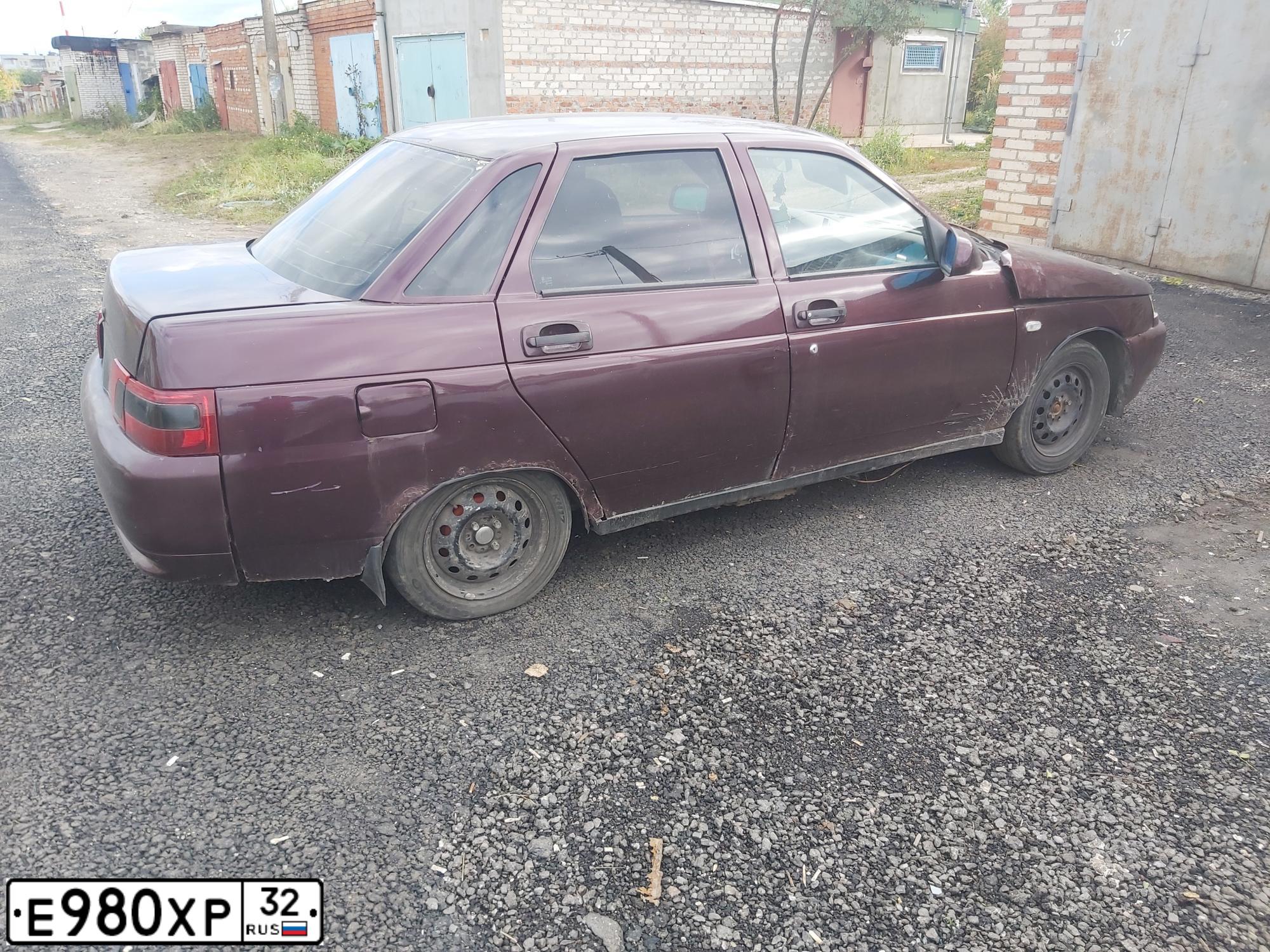 Фото автомобиля LADA 2110 LADA, 2005 — госномер Е980ХР32. Цвет: ТЕМНО-МАЛИНОВЫЙ