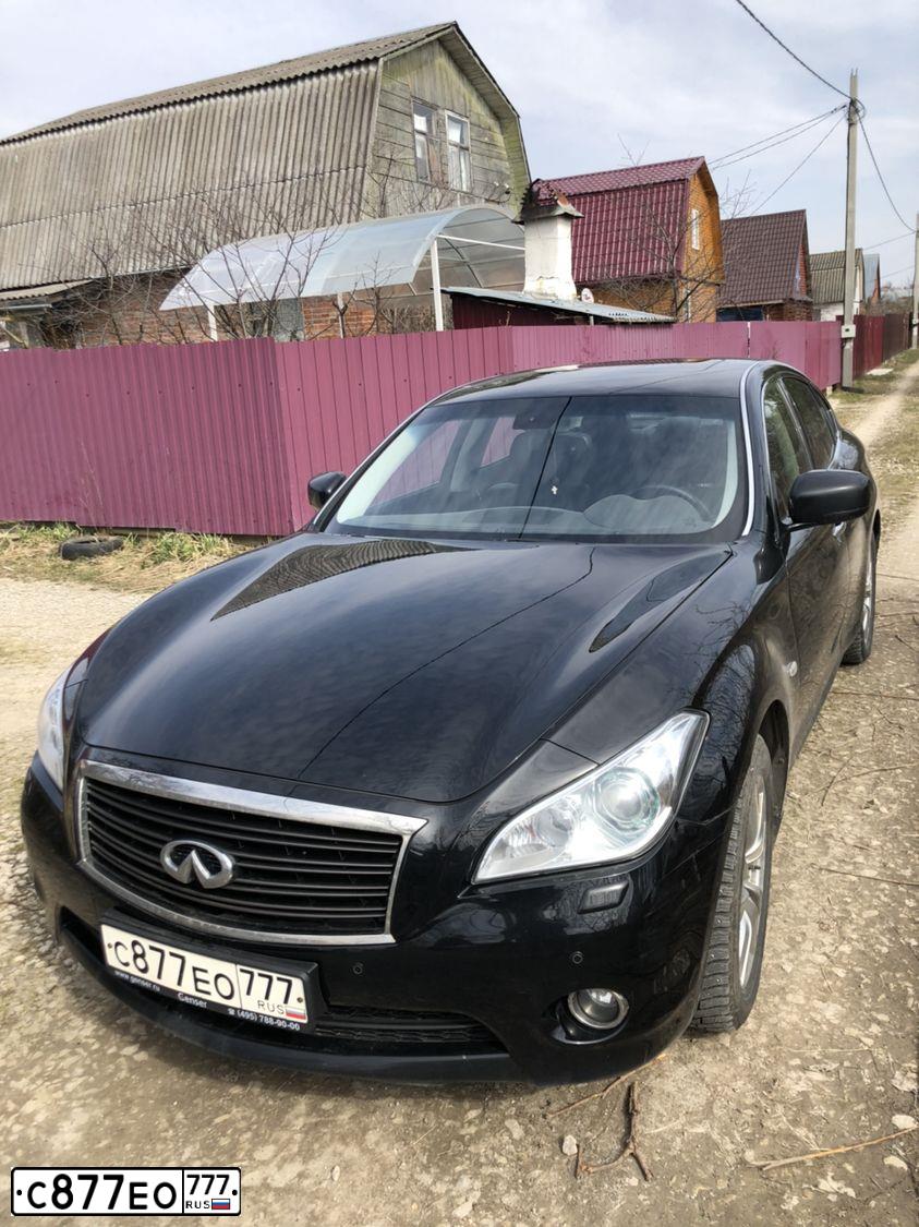 Фото автомобиля INFINITI M, 2013 — госномер С877ЕО777. Цвет: ЧЕРНЫЙ