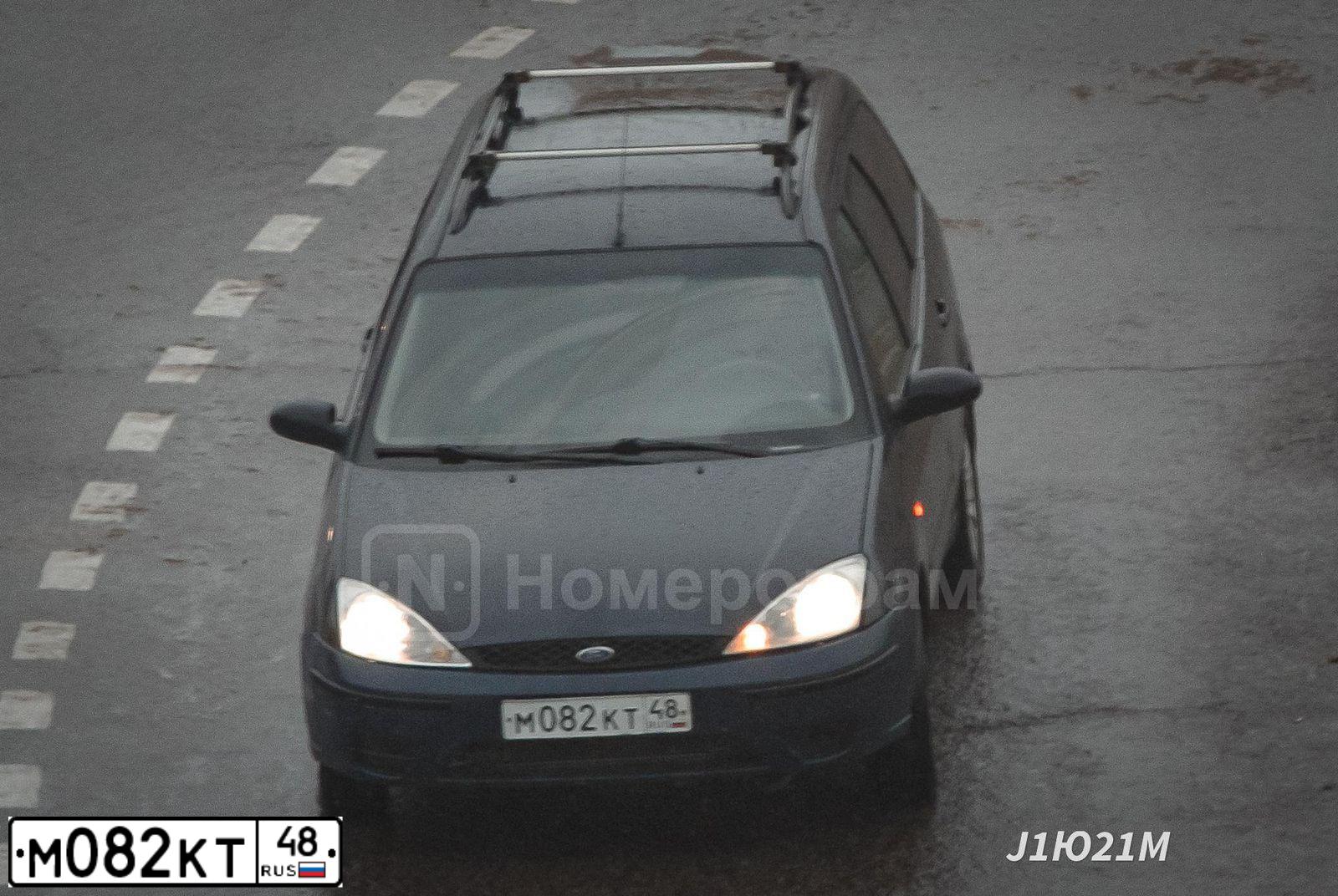 Фото автомобиля FORD FOCUS, 2004 — госномер М082КТ48. Цвет: Темно-синий