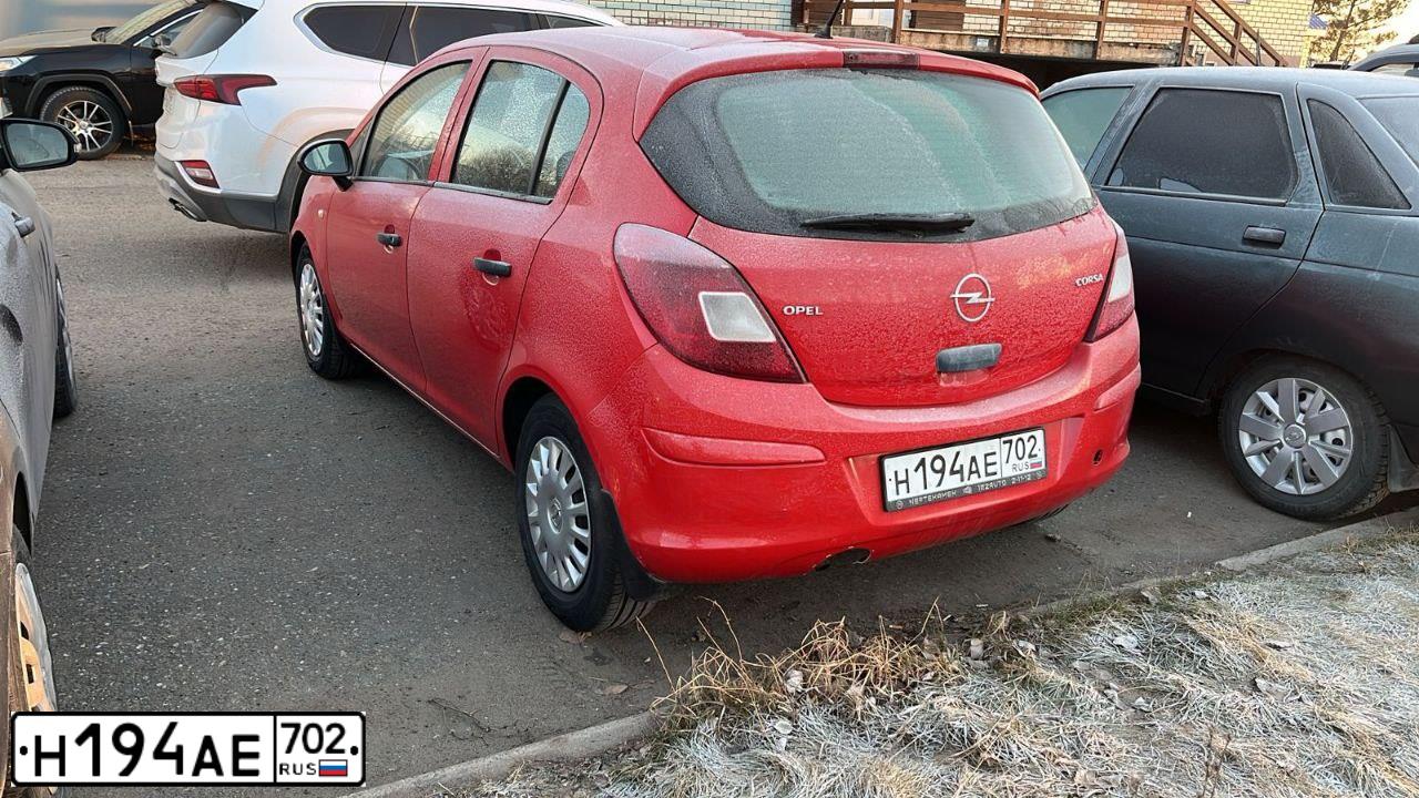 Фото автомобиля OPEL CORSA, 2008 — госномер Н194АЕ702. Цвет: Красный