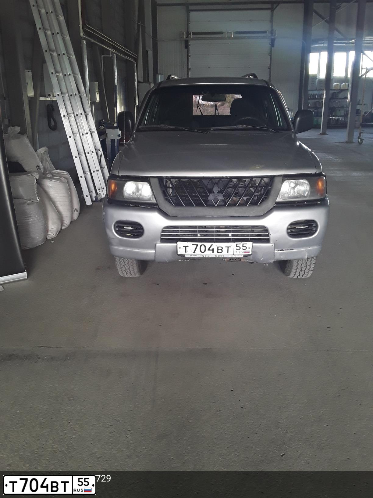 Фото автомобиля MITSUBISHI MONTERO, 2002 — госномер М332КВ197. Цвет: СЕРЕБРИСТЫЙ
