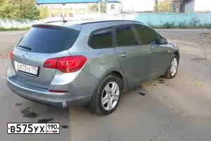 Фото автомобиля OPEL ASTRA, 2013 — госномер В575УХ190. Цвет: Серый