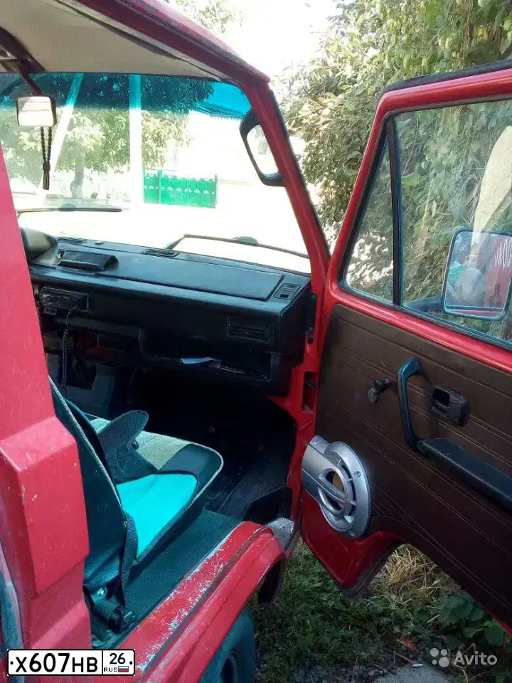 Фото автомобиля VOLKSWAGEN TRANSPORTER, 1986 — госномер Х607НВ26. Цвет: КРАСНЫЙ