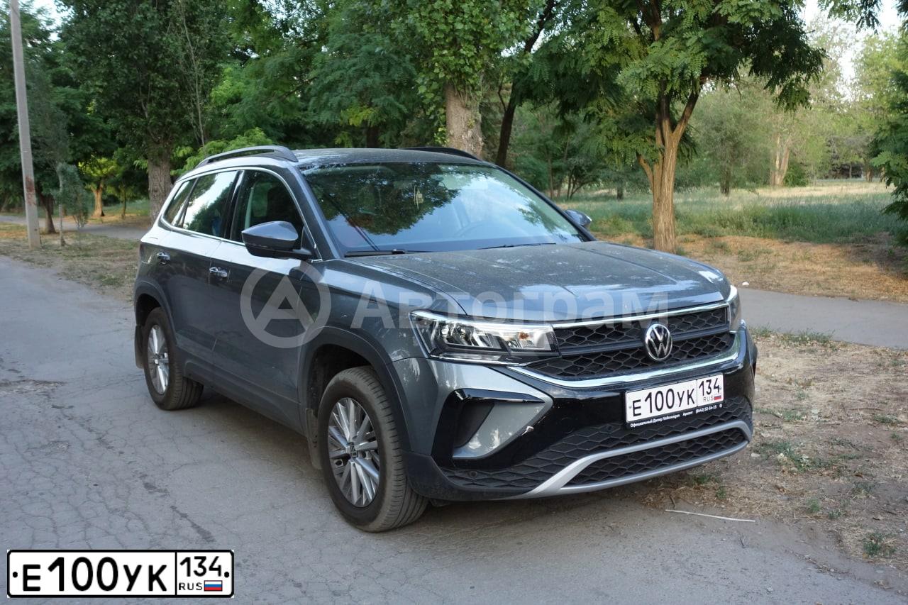 Фото автомобиля VOLKSWAGEN POLO, 2019 — госномер Е100УК134. Цвет: БЕЖЕВЫЙ