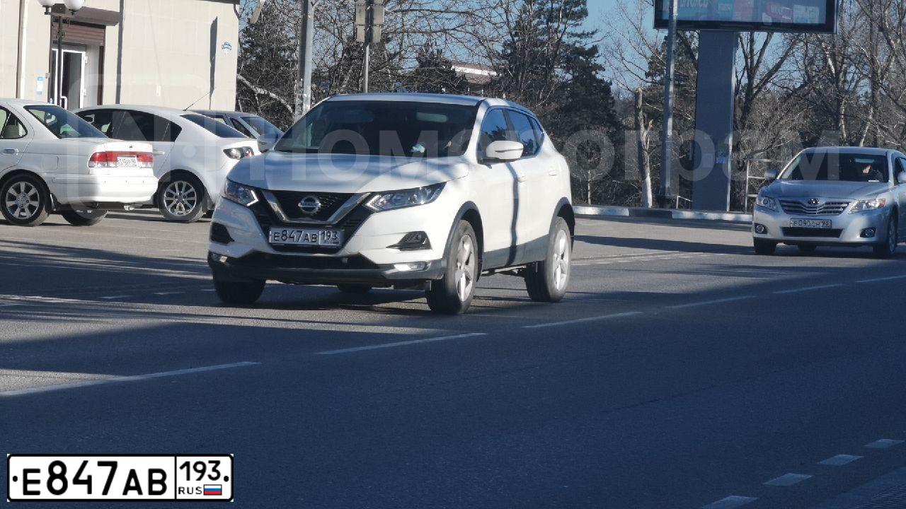 Фото автомобиля NISSAN QASHQAI, 2019 — госномер Р245АТ180. Цвет: Белый