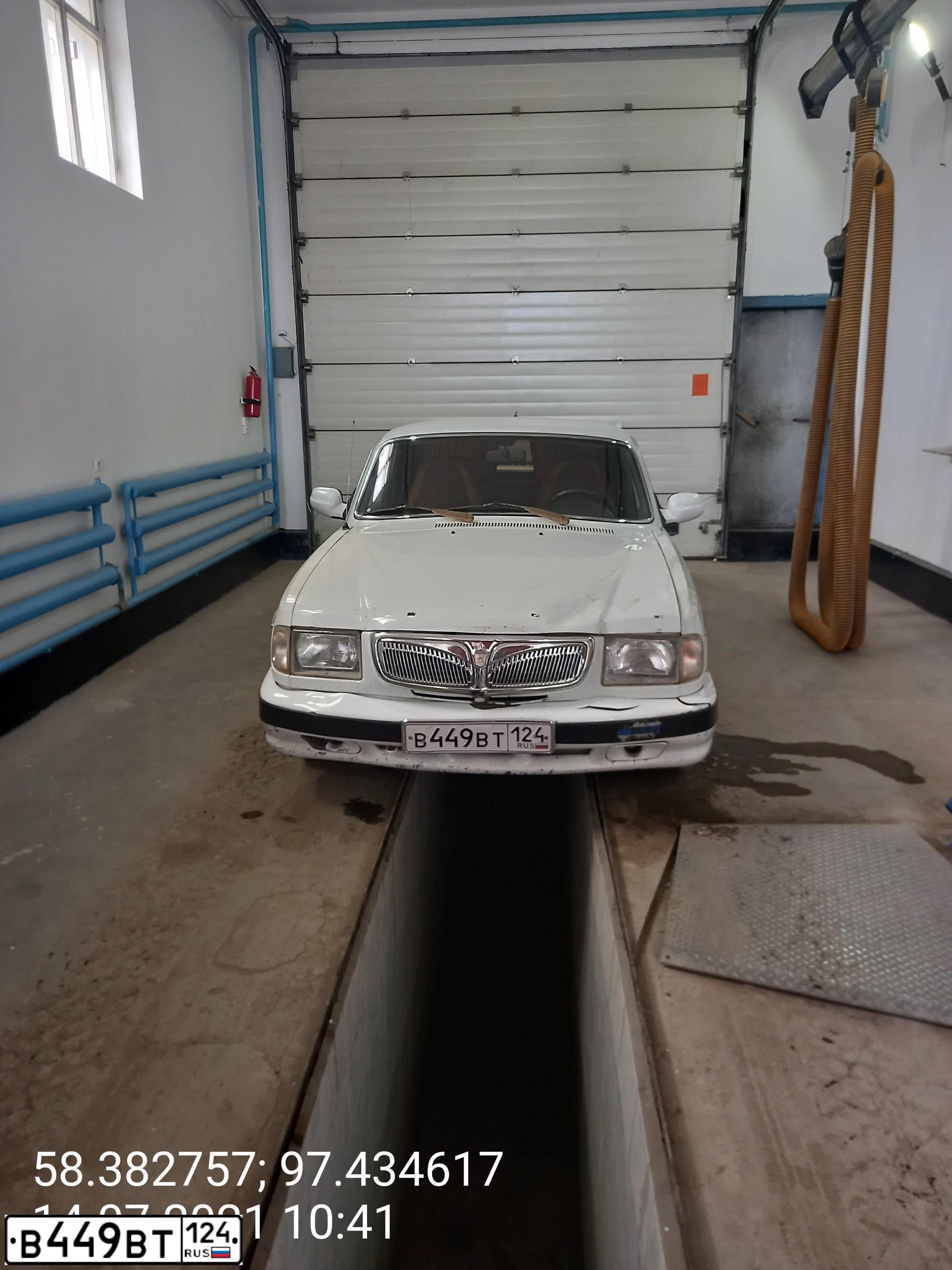 Фото автомобиля GAZ 3110 WOLGA, 2003 — госномер Е699ТА124. Цвет: Белый