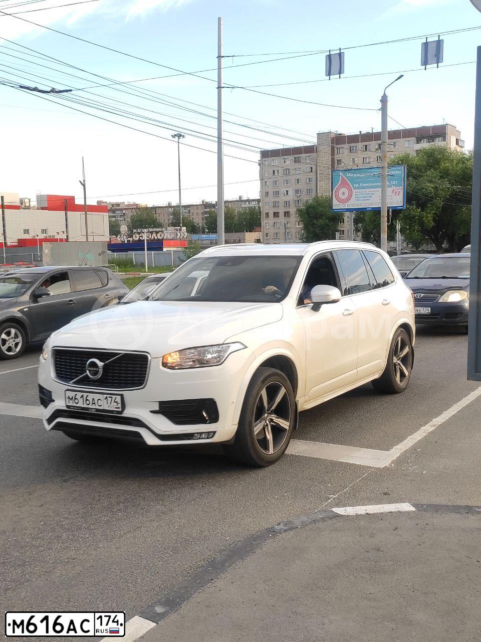Фото автомобиля VOLVO XC90, 2017 — госномер У888МР174. Цвет: Белый