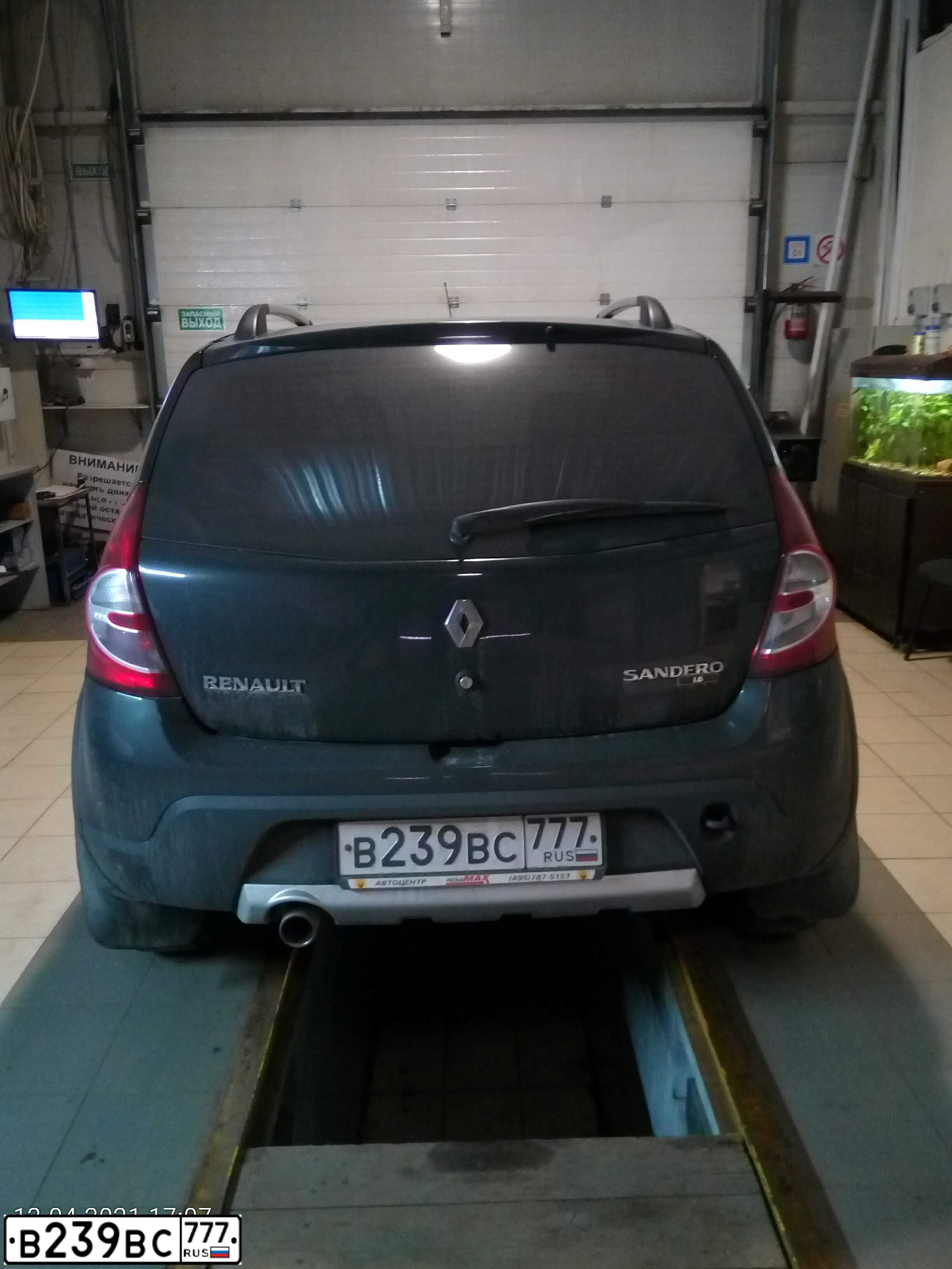 Фото автомобиля RENAULT SANDERO, 2014 — госномер В239ВС777. Цвет: ЧЕРНЫЙ