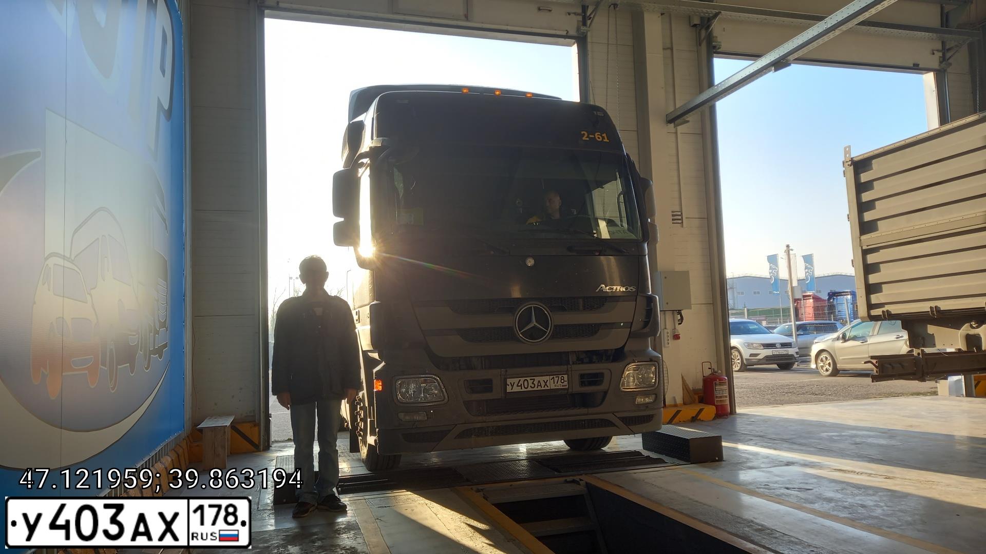 Фото автомобиля MERCEDES ACTROS, 2016 — госномер У403АХ178. Цвет: ЧЕРНЫЙ