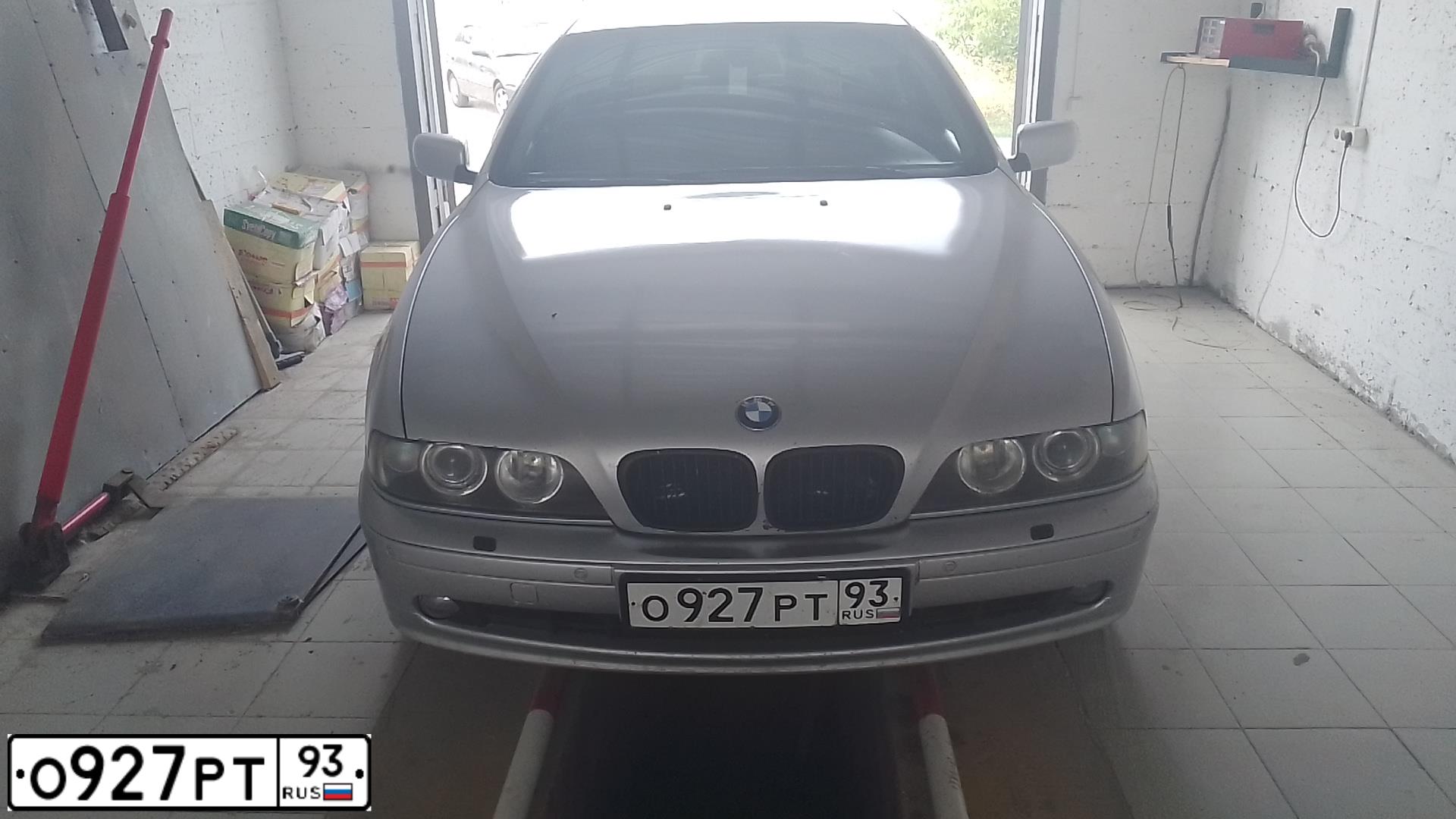 Фото автомобиля BMW SERIE 5, 2001 — госномер О927РТ93. Цвет: БЕЛЫЙ СЕРЕБРИСТЫЙ