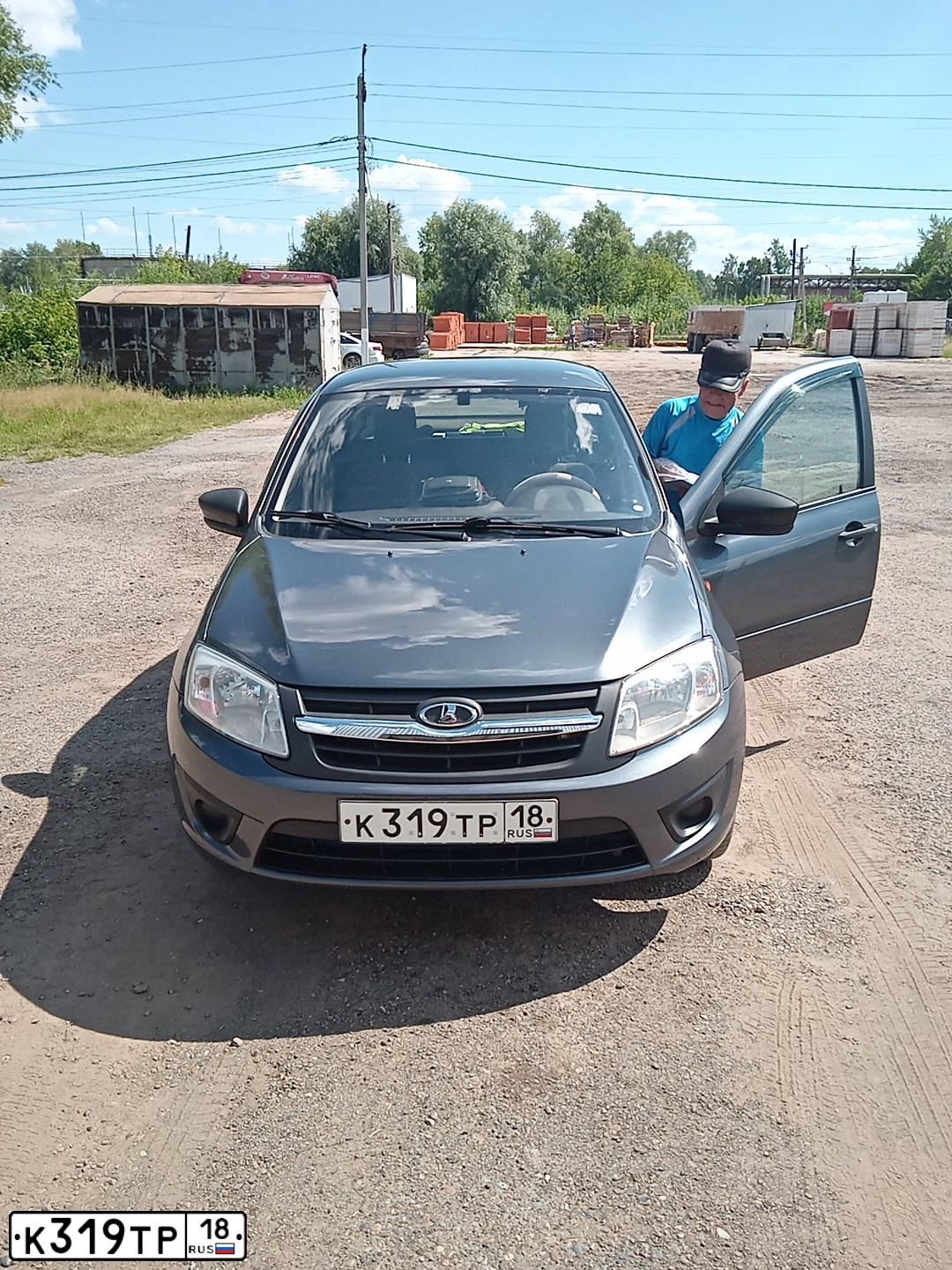 Фото автомобиля HYUNDAI SOLARIS, 2018 — госномер Р154ВХ76. Цвет: Красный