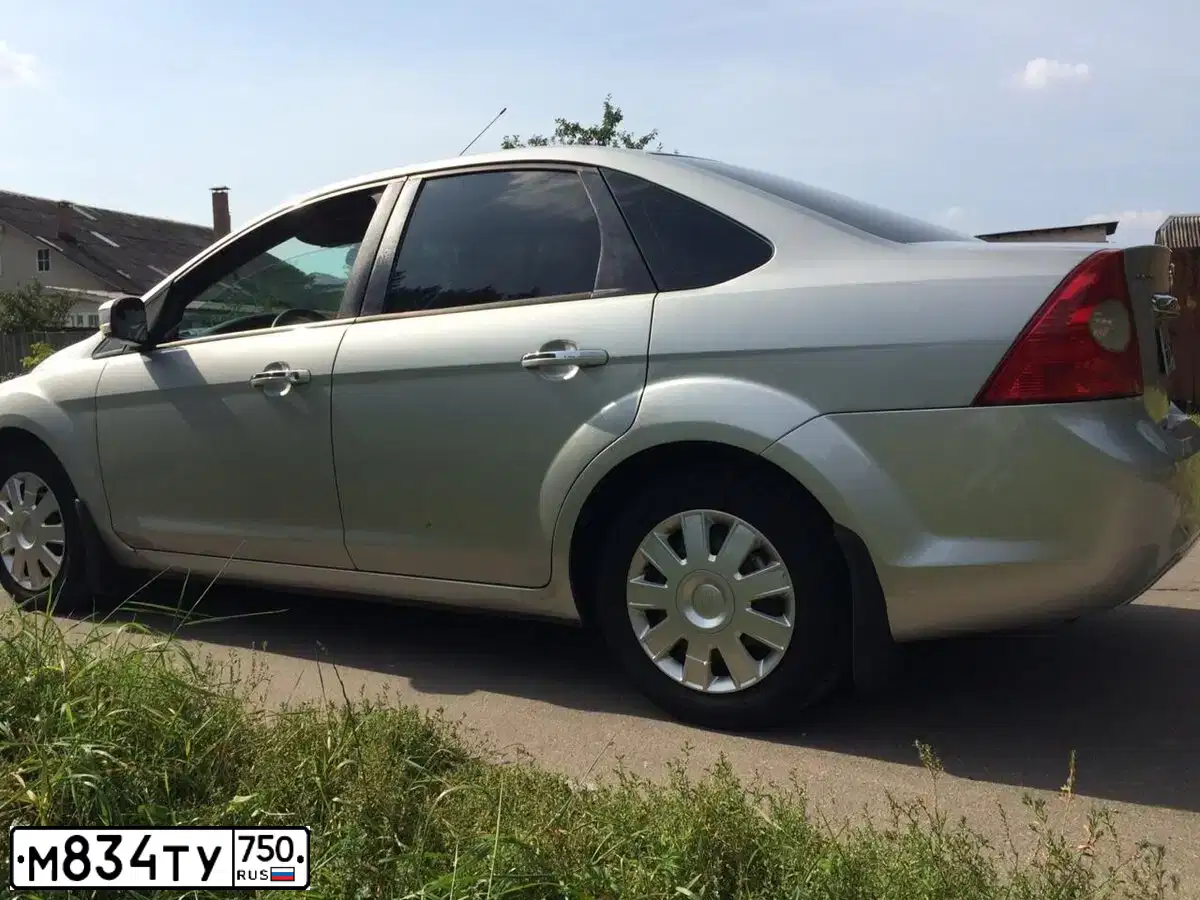 Фото автомобиля FORD FOCUS, 2010 — госномер В008ЕН21. Цвет: Серебристый