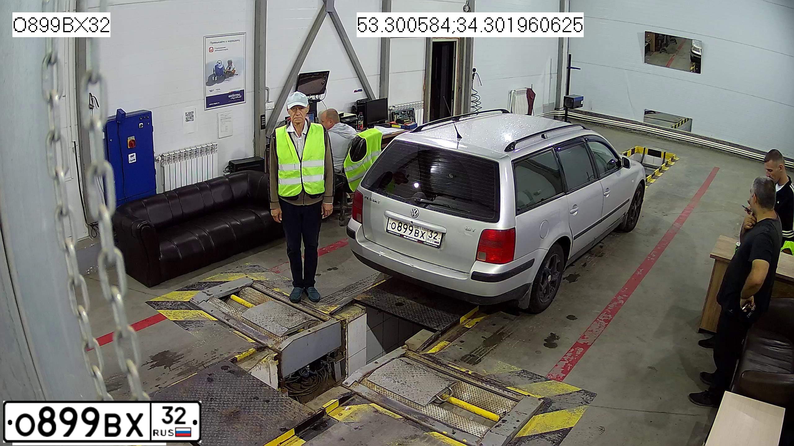 Фото автомобиля VOLKSWAGEN PASSAT, 1999 — госномер О899ВХ32. Цвет: БЕЛЫЙ (СЕРЕБРИСТЫЙ)