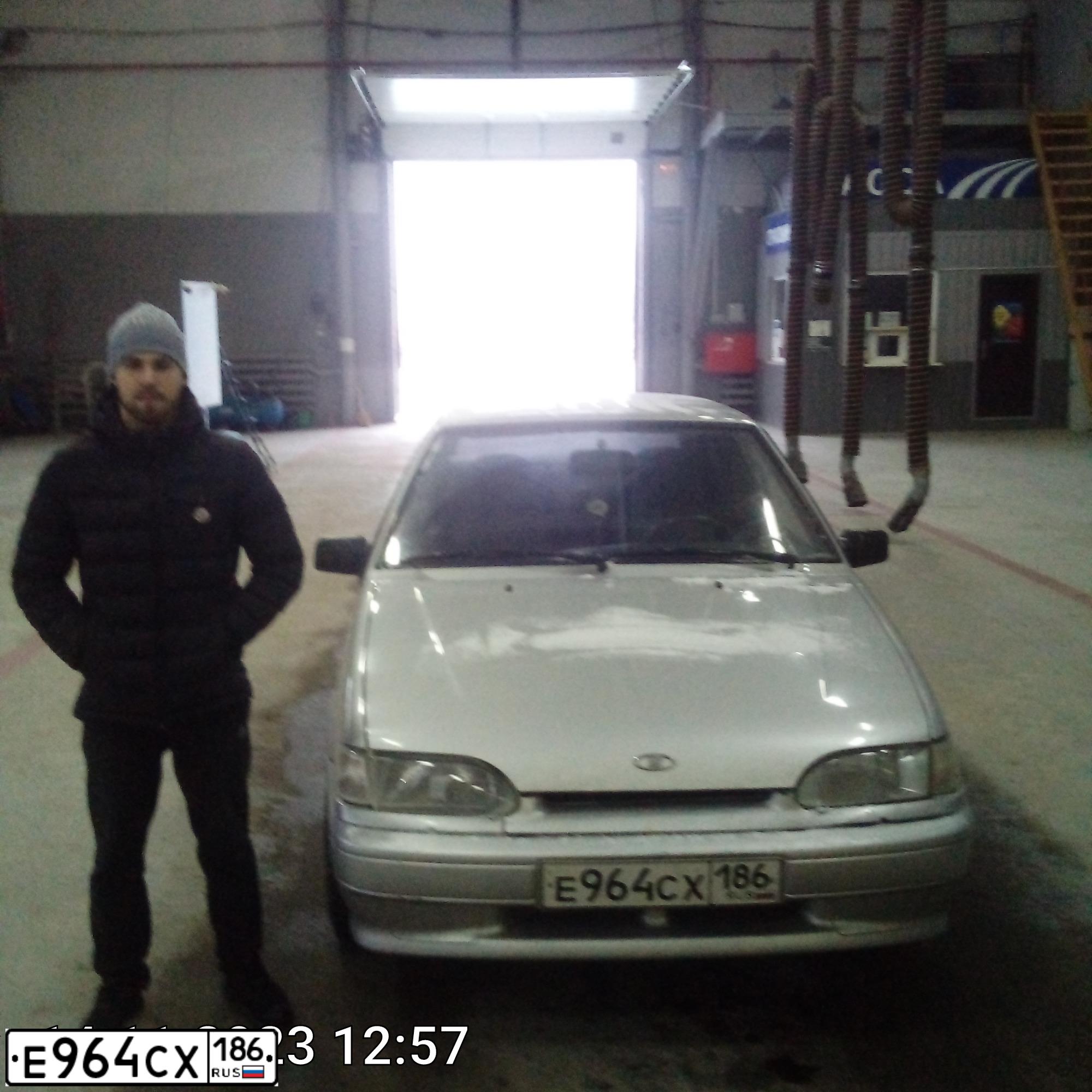 Фото автомобиля LADA 2114 SAMARA, 2010 — госномер Е964СХ186. Цвет: СЕРЫЙ