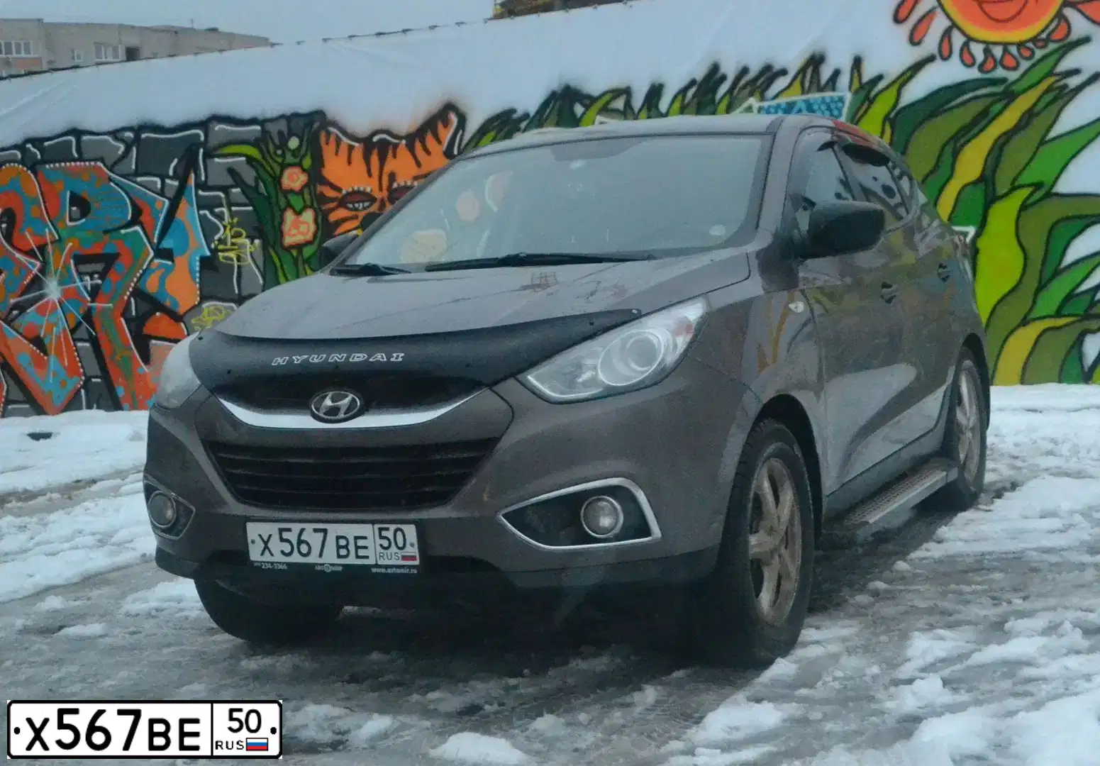 Фото автомобиля HYUNDAI IX35, 2013 — госномер Х567ВЕ50. Цвет: Коричневый