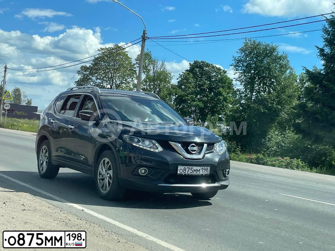 Фото автомобиля NISSAN X-TRAIL, 2017 — госномер О875ММ198. Цвет: ЧЕРНЫЙ