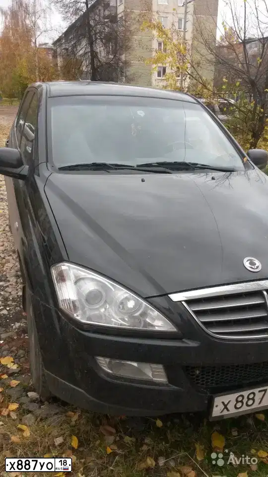 Фото автомобиля SSANGYONG KYRON, 2012 — госномер Х887УО18. Цвет: ЧЕРНЫЙ